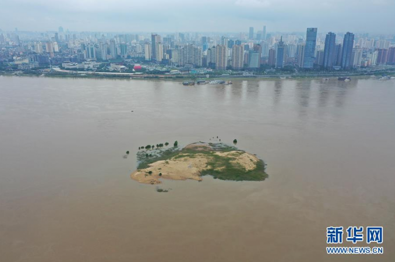 这是6月9日拍摄的赣江南昌段江面，江心一处沙洲大部分已经被淹没（无人机照片）。 受连日持续降雨影响，赣江江西南昌段水位缓慢升高。6月9日6时，赣江南昌段水位18.95米。6月7日起，当地海事部门开始对赣江南昌段水域实施交通管制。 新华社记者 周密 摄