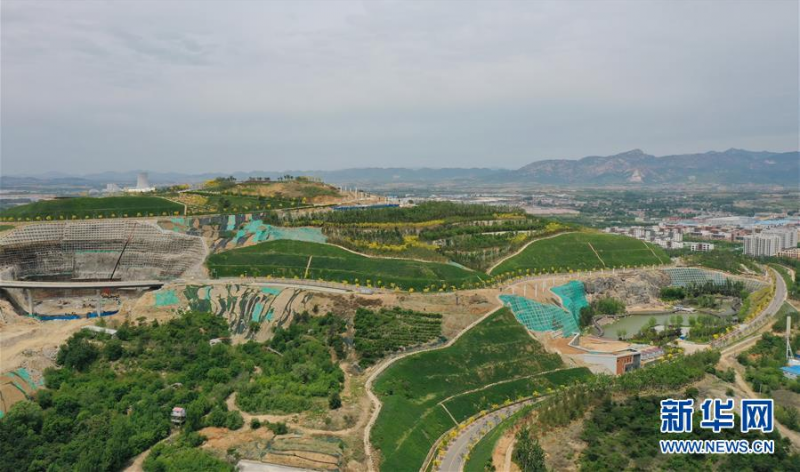 　　5月25日拍摄的秦皇岛经济技术开发区栖云山生态修复工程工地（无人机照片）。　　近日，河北省秦皇岛经济技术开发区内的栖云山生态修复工程正在加紧施工。据介绍，该工程于2017年年底启动，对因开山采矿破坏的山体进行整体改造，通过山体矿坑修复、植被景观营造等措施，打造以健康养生、旅游观光、体育休闲为主的生态景观。目前，市政道路、矿坑修复、山体防灾、景观配套、空中栈道和山体亮化等21个分项工程全面推进，生态修复工程预计2021年全部完成。　　新华社记者 杨世尧 摄