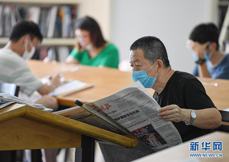 6月21日，市民在海南省图书馆阅读。 新华社记者 蒲晓旭 摄