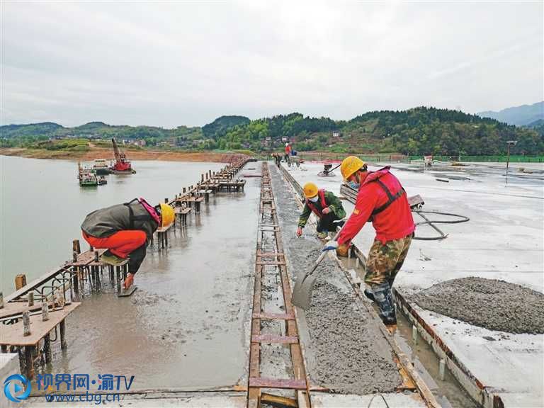 隨著新生港項(xiàng)目2號多用途泊位第一結(jié)構(gòu)段最后一車砼澆筑完成，新生港1號滾裝泊位、2號至5號多用途泊位水工結(jié)構(gòu)主體工程全部完成。（攝影：孫興成）