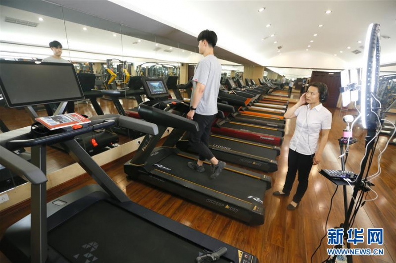 6月15日,在位于山东省青岛市即墨区的青岛英吉多健康产业有限公司,营销人员通过广交会直播平台推介出口海外市场的健身器材产品。 当日,第127届广交会拉开帷幕。这是我国首次将广交会整体性“搬上云端”。本届广交会会期10天,保持24小时不间断,按16大类商品设置50个展区,180万件展品同期上线展示。 新华社发(梁孝鹏 摄)