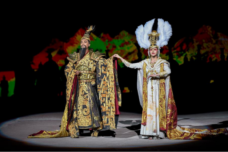 5月28日，演员在大型实景神话音乐剧《昆仑之约》中表演。 5月28日，新疆文化旅游新名片——大型实景神话音乐剧《昆仑之约》在乌鲁木齐南山景区上演。该剧融自然山水之美、艺术文化之光、现代科技之新于一体，为市民献上一场视听盛宴。 新华社记者 丁磊 摄 