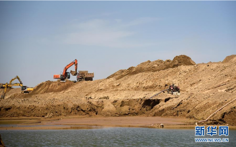 6月14日,施工人员在山东小清河复航工程济南段进行施工作业。 连日来,山东小清河复航工程正在加紧施工。该工程是山东省推进内河航道建设和新旧动能转换重大项目,全长近170公里,涵盖小清河沿线五个城市,预计将于2022年复航。 新华社记者 王凯 摄