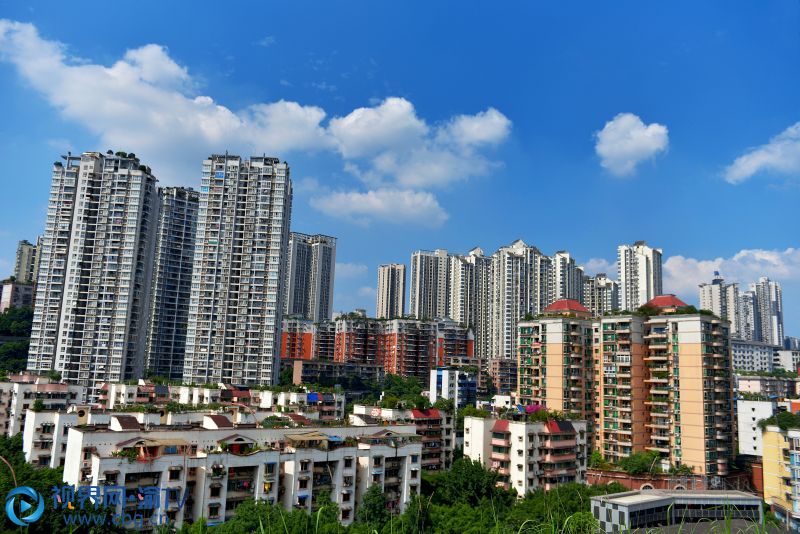 白云朵朵，像是棉花鑲嵌在天空。（攝影：鐘戈）