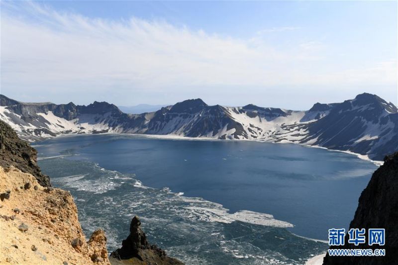 　这是6月12日拍摄的长白山天池。近日，长白山天池冰层逐渐消融，迎来“开冰季”。 新华社记者林宏摄