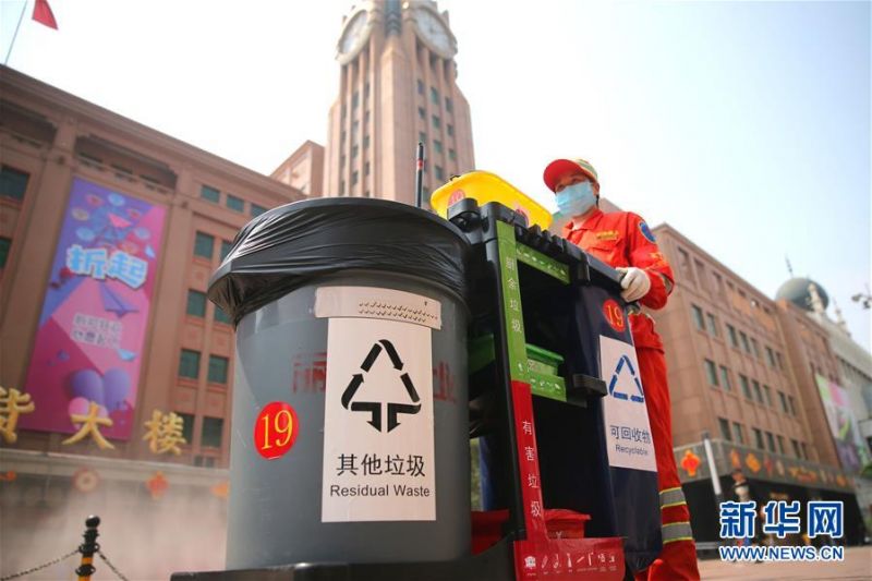 　5月29日，环卫工人在北京王府井步行街使用移动垃圾分类保洁车进行保洁作业。　　当日，21辆移动垃圾分类保洁车在北京王府井步行街亮相。保洁车设有“四分类”垃圾桶，环卫工人一人一车网格化移动作业，随时收集并分拣街面上的各类垃圾。　　新华社发（郭俊锋 摄）
