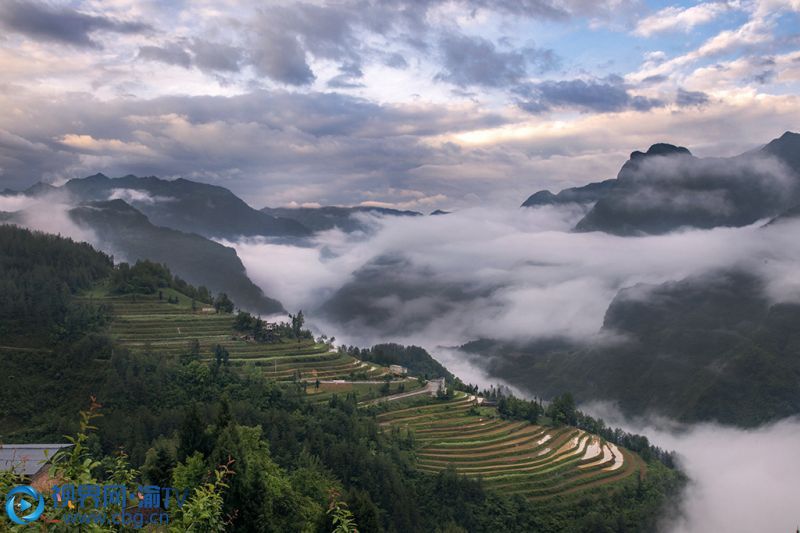 春風(fēng)吹拂，城口人憑借著勤勞與智慧將這山間溝壑布滿一片片富饒的農(nóng)田，孕育成大地的果實，勾勒出一幅幅多姿多彩的民俗風(fēng)情畫廊。周健 攝