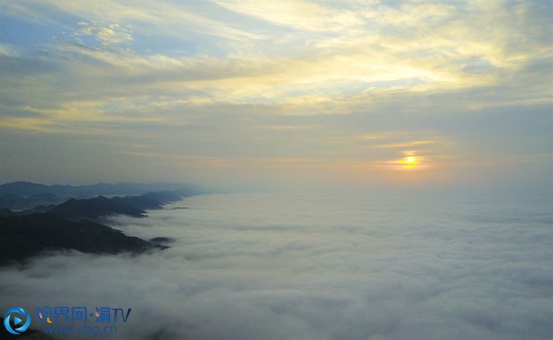 太陽初升，霧漫山巒。攝影：熊偉