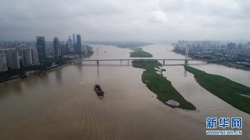 这是6月9日拍摄的赣江南昌段江面（无人机照片）。 受连日持续降雨影响，赣江江西南昌段水位缓慢升高。6月9日6时，赣江南昌段水位18.95米。6月7日起，当地海事部门开始对赣江南昌段水域实施交通管制。 新华社记者 周密 摄
