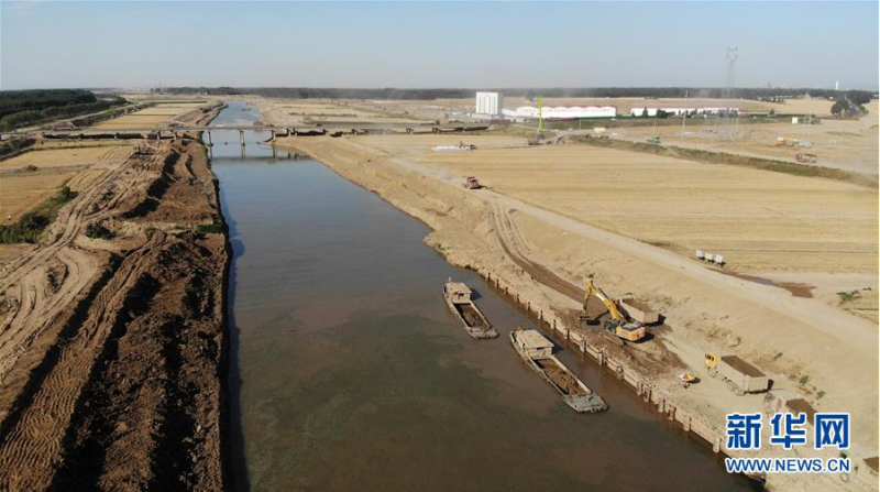 6月14日,施工人员在山东小清河复航工程济南段进行施工作业(无人机照片)。 连日来,山东小清河复航工程正在加紧施工。该工程是山东省推进内河航道建设和新旧动能转换重大项目,全长近170公里,涵盖小清河沿线五个城市,预计将于2022年复航。 新华社记者 王凯 摄