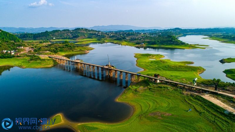 重慶市長壽區(qū)龍河鎮(zhèn)樂溫大橋正在如火如荼建設(shè)中，工程主體建設(shè)基本完成，已進入橋面鋪設(shè)階段，樂溫大橋已見雛形。攝影：廖濤