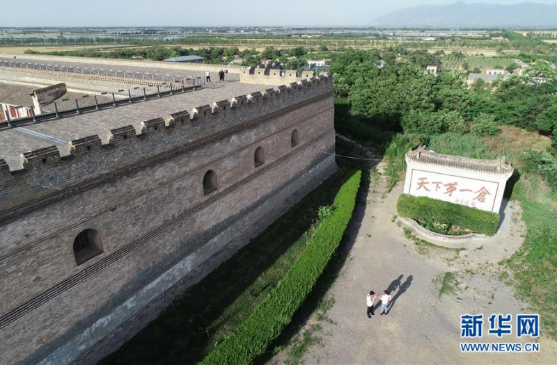 丰图义仓内城一角（无人机照片，5月27日摄）。 眼下，陕西渭南市小麦丰收在望。历经百年风雨的丰图义仓对1013吨库存小麦进行轮换出库，腾出库容，准备接收新小麦。丰图义仓是国家级重点文物保护单位，位于陕西省渭南市大荔县境内，建成于1885年，是一座保存完整、至今仍在储粮的清代粮仓，现存中央储备粮5000吨。 新华社记者 邵瑞 摄