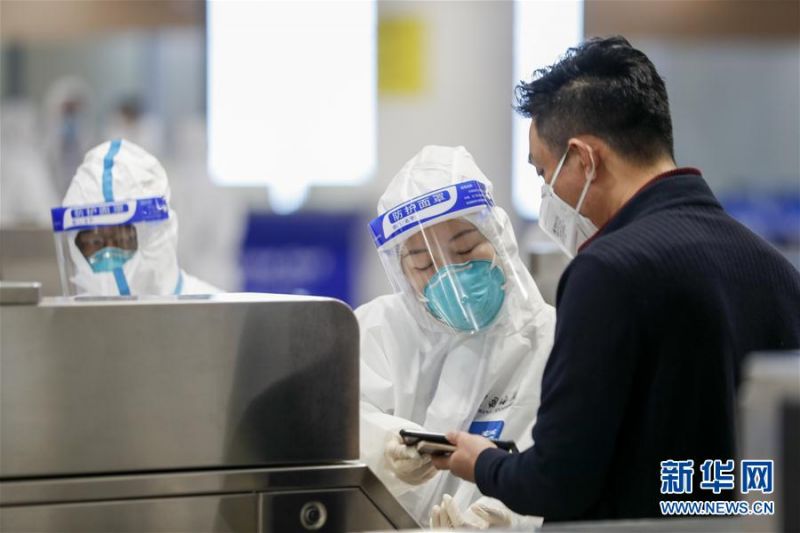 　3月29日，重慶海關(guān)工作人員在核驗境外入渝旅客填寫的健康申明卡信息。 為做好疫情防控工作，重慶市新冠肺炎疫情防控工作領(lǐng)導小組26日發(fā)布通報，要求對所有入境來渝人員一律實施為期14天的集中隔離醫(yī)學觀察。重慶口岸將對所有入境人員實施更嚴格、更全面的集中管控。 新華社發(fā)（黃偉 攝）