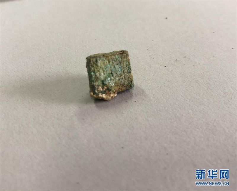 　　黄河边大型古墓群出土的一枚随墓主人下葬的铜印章（5月22日摄）。 新华社记者 李丽静 摄