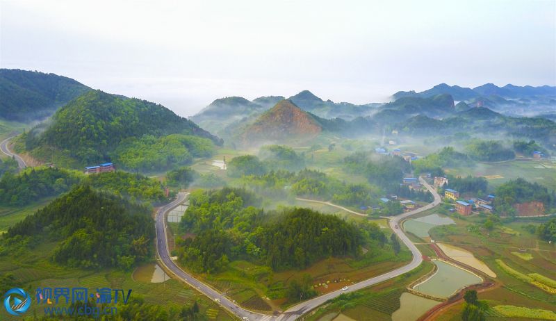 晨霧散去，“四好農(nóng)村路”環(huán)繞鄉(xiāng)村。攝影：熊偉