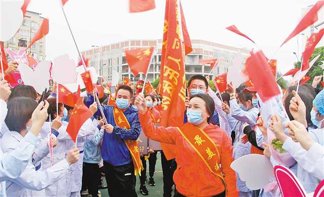     4月6日，銅梁區(qū)馳援湖北醫(yī)務(wù)工作者回家，受到父老鄉(xiāng)親熱烈歡迎。通訊員 趙武強(qiáng) 攝