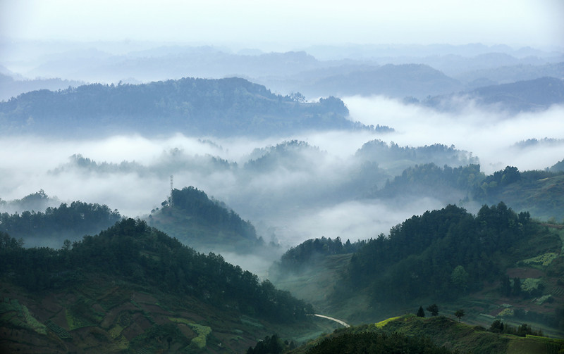 山巒疊嶂，云霧繚繞，梁平區(qū)二環(huán)路大觀路段風(fēng)景如畫。記者 向成國(guó) 攝