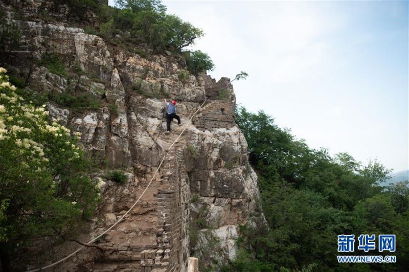 程永茂在攀爬箭扣长城途中(6月10日摄)。新华社发(陈钟昊摄)