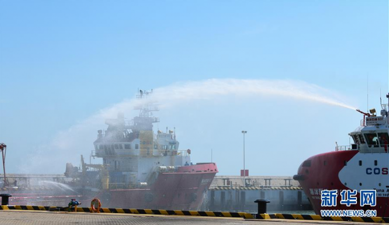 6月12日,在海口港马村港区危险品船舶船岸应急联合演习现场,工作船赶到现场后实施灭火救援。 当日,海口海事局在海口港马村港区组织开展危险品船舶船岸应急联合演练。本次演练通过模拟设置一艘危险品船舶在码头作业过程中发生泄漏事故导致海域污染、船舶起火、人员受伤的场景,演练危险品码头及相关单位部门的应急处置与协作反应,提升危险品码头应急处置能力。 新华社记者 杨冠宇 摄