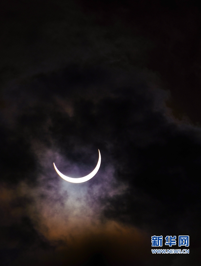 　21日下午4时18分，福建漳州，这是乌云中的食分景观。新华网 肖和勇 摄