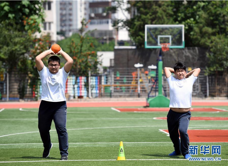 5月28日，北京市第十八中学初三年级的学生在体育课上投掷实心球。北京市第十八中学共有初三年级学生340余名，学校在做好初三年级学生中考文化课备考的同时，加强学生心理及身体素质的锻炼，以最好的精神状态备战中考。 据悉，2020年北京中考报名人数为7.5万人，比去年增加25%。 新华社记者 任超 摄
