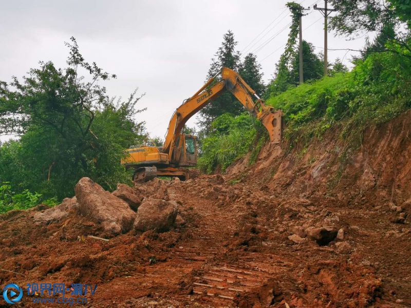 古岐村示范路正在動工開挖（攝影：趙竹萱）