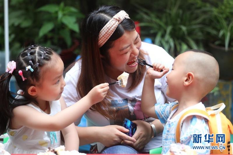 　6月1日，中建三局一公司的志愿者在贵阳市南明区金童幼儿园组织农民工子女与父母开展亲子活动。这是两个小朋友在喂妈妈吃节日蛋糕。 当日是“六一”国际儿童节，小朋友们在丰富多彩的活动中欢度自己的节日。 新华社记者 欧东衢 摄