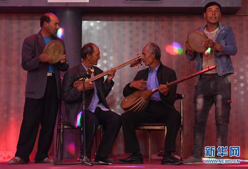 　　在新疆于田县兰干乡兰干夜市，4名“草根艺人”用手鼓、热瓦普、都塔尔组合演出（5月20日摄）。新华社记者 沙达提 摄