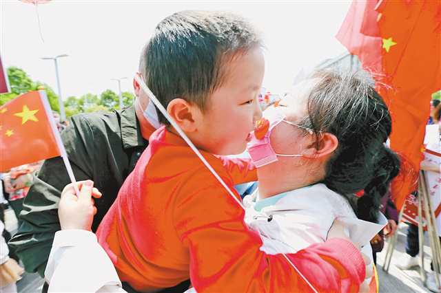 四月十二日，垫江县中医院重症医学科护士长陈凤霞与儿子拥抱。通讯员 向晓秋 摄