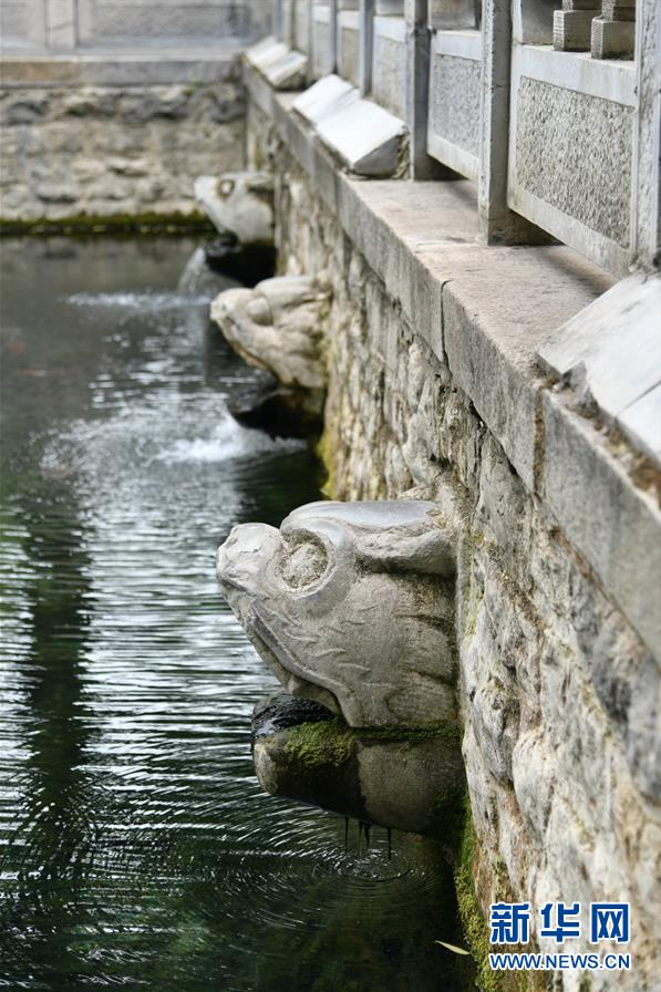 济南黑虎泉出水口出现间歇性断流（6月12日摄）。 连日来，受高温天气等多重因素影响，济南地下水位持续走低，趵突泉、黑虎泉等名泉水位均降至警戒线以下，喷涌量减小。目前，济南市已发出节水保泉倡议，并加大生态补源力度，保障泉水持续喷涌。 新华社记者 朱峥摄