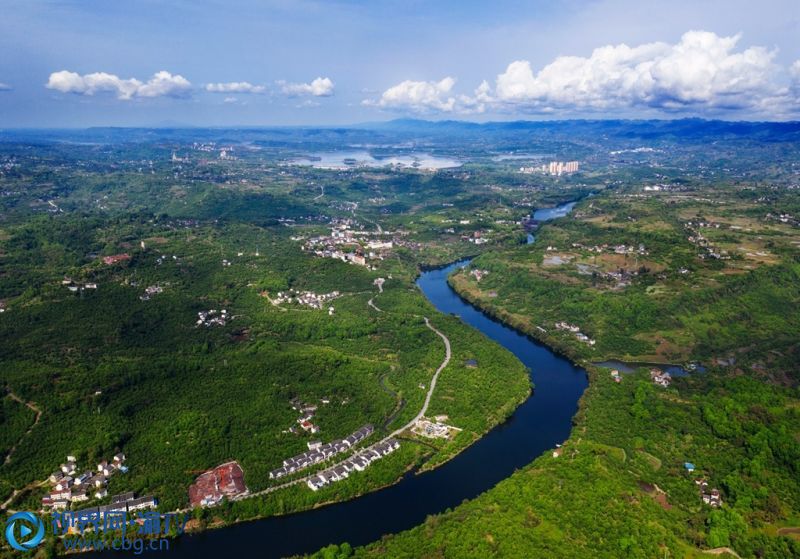 雨過天晴，俯瞰重慶市長壽區(qū)鄰封柚鄉(xiāng)，山清水秀，柚林碧綠，農(nóng)舍星羅棋布，處處呈現(xiàn)盎然生機。攝影 袁志龍