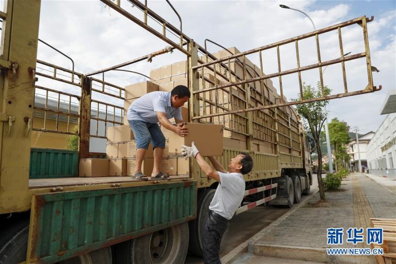 　　6月18日，在重庆市奉节县安坪镇弘源鞋业，工人在将准备出口的成品鞋装车。 近年来，重庆市奉节县安坪镇利用场地、劳动力等优惠政策，逐步建设三期扶贫车间7700平方米，发展制伞、制鞋、制衣等企业9家，累计带动贫困户100余人在家门口就业，实现脱贫增收。 新华社记者 黄伟 摄