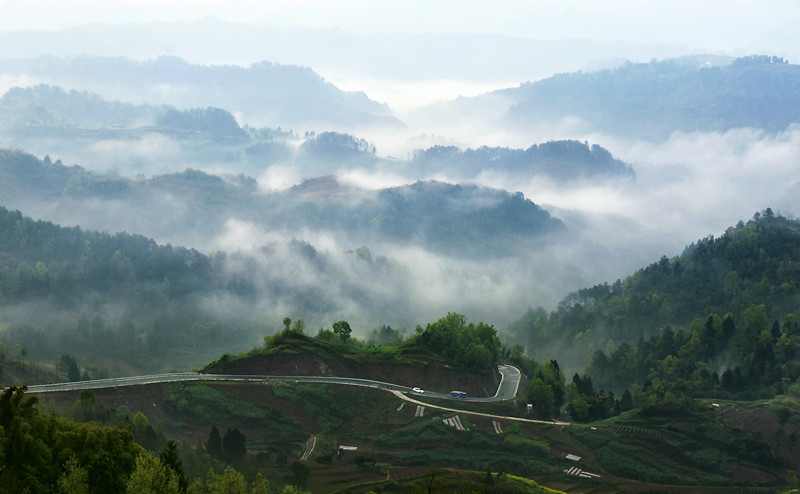 層巒疊翠，延綿不斷的大山被氤氳的霧氣繚繞，如夢(mèng)如幻，宛若仙境。記者 向成國(guó) 攝