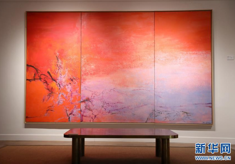 这是此次展览中最大的一幅作品《向弗朗索瓦致敬》，长3.24米、高1.95米，是赵无极作于2003年的一幅三联画（6月19日摄）。 为纪念赵无极100周年诞辰而举办的“赵无极：友谊与融合”画展正在香港维尔潘画廊举行，展示了赵无极不同时期的多幅作品。 新华社记者 吴晓初 摄