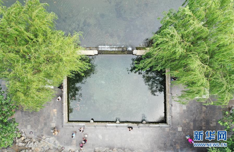 济南黑虎泉出现间歇性断流（6月12日摄，无人机照片）。 连日来，受高温天气等多重因素影响，济南地下水位持续走低，趵突泉、黑虎泉等名泉水位均降至警戒线以下，喷涌量减小。目前，济南市已发出节水保泉倡议，并加大生态补源力度，保障泉水持续喷涌。 新华社记者 朱峥摄