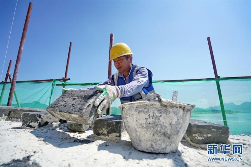 　　6月19日，工人在喜峰口西潘家口段长城保护维修工程现场施工。 新华社记者 牟宇 摄