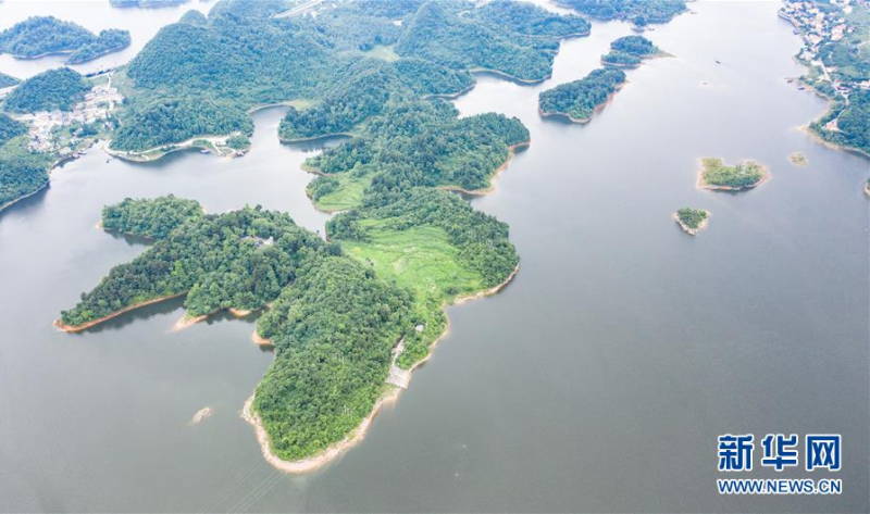 6月21日拍摄的红枫湖景区风光（无人机照片）。 夏至时节，贵州省清镇市红枫湖景区草木苍翠，秀丽的湖光山色吸引不少游客前来游玩。 新华社记者 陶亮 摄