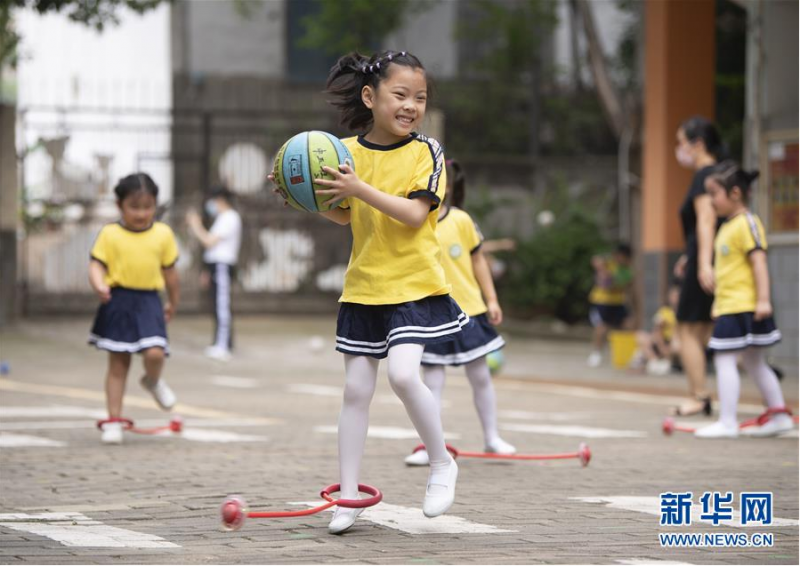 　5月25日，江西省新余市蓓蕾幼儿园的孩子们在室外做游戏。 当日，江西省新余市的幼儿园在做好疫情常态化防控的前提下开园。 新华社发（赵春亮 摄）