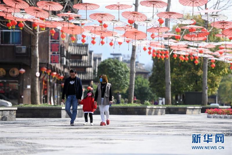 　3月12日，一家三口在濯水古鎮(zhèn)景區(qū)內(nèi)游覽。 近日，位于重慶黔江區(qū)的國家4A級旅游景區(qū)濯水古鎮(zhèn)逐步恢復開放，當?shù)卣诰皡^(qū)內(nèi)設置了多處體溫監(jiān)測點，切實保障游客安全。 新華社記者 唐奕 攝