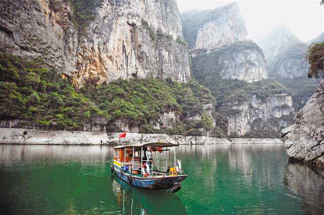 4月9日，大寧河巴霧峽，雙龍學(xué)校老師盧麗紅坐船前往學(xué)生陳振財家中，做開學(xué)前的家訪。