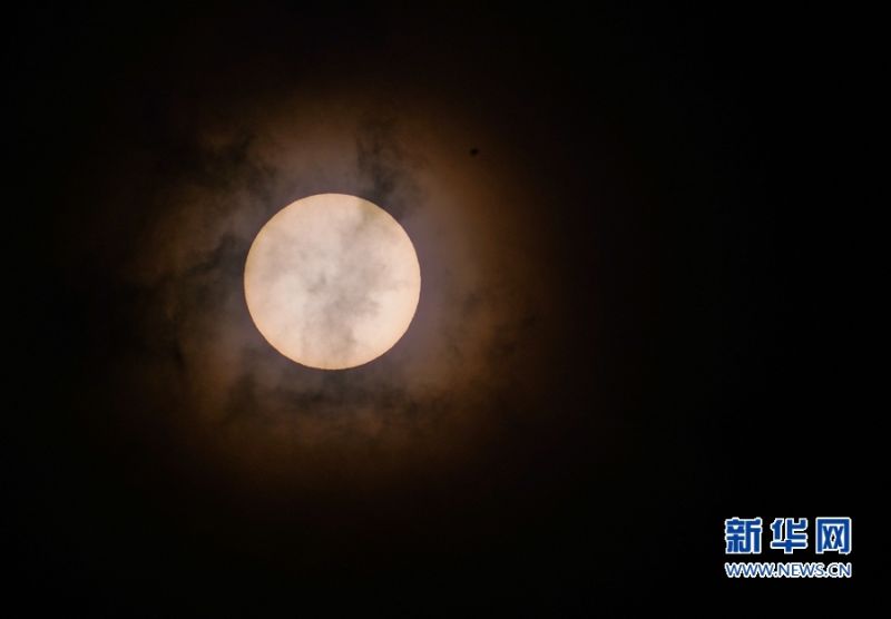 　21日下午5时28分，福建漳州，太阳复圆。新华网 肖和勇 摄