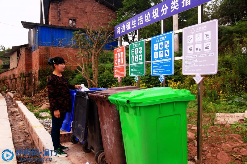 村民正在投放生活垃圾（摄影：朱大亮）