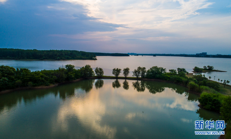 6月9日，晚霞中的合肥董铺水库水天一色。