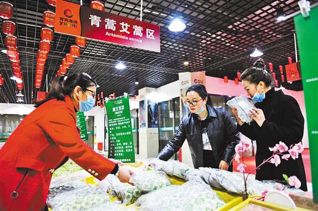 3月13日，酉阳县农特产品展销中心，游人在挑选土特产品。通讯员 邱洪斌 摄