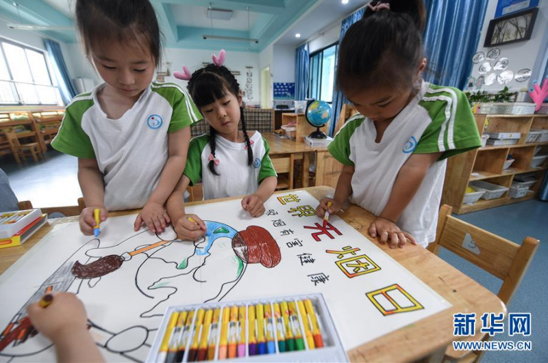 5月28日，长兴县夹浦镇中心幼儿园的孩子绘制无烟日小海报。 当日，为了迎接即将到来的世界无烟日，浙江省长兴县夹浦镇中心幼儿园开展了“保护幼儿，远离烟草，健康生活”主题宣讲活动。夹浦镇卫生院的医生结合真实案例向孩子们宣讲无烟日的意义，普及健康生活理念。孩子们还用画笔一起设计了“禁止吸烟”的标志与“无烟日小海报”。 新华社记者 徐昱 摄