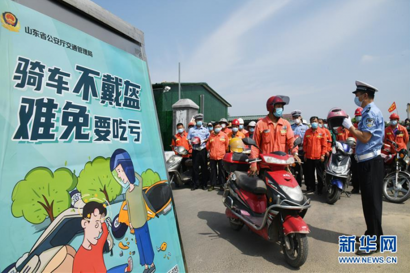6月9日，青岛高新区交警大队民警向工人集中宣讲交通事故案例。新华社记者 李紫恒摄