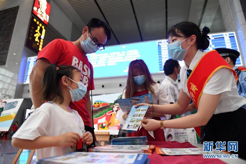 5月25日，在重庆北站北广场候车厅，铁路工作人员向候车旅客宣讲铁路安全知识和疫情防控知识。 随着新冠肺炎疫情防控形势持续向好，铁路出行旅客逐渐增多。当日，重庆铁路公安处联合重庆客运段、重庆车站在重庆北站组织开展铁路安全主题宣传活动，在为旅客提供乘车服务和帮助的同时，加强旅客疫情期间搭乘铁路出行的自我保护安全意识。 统计资料显示，重庆铁路部门从4月8日至今共计开行复工复产专列80趟次，列车恢复开行率94%。 新华社记者 唐奕 摄