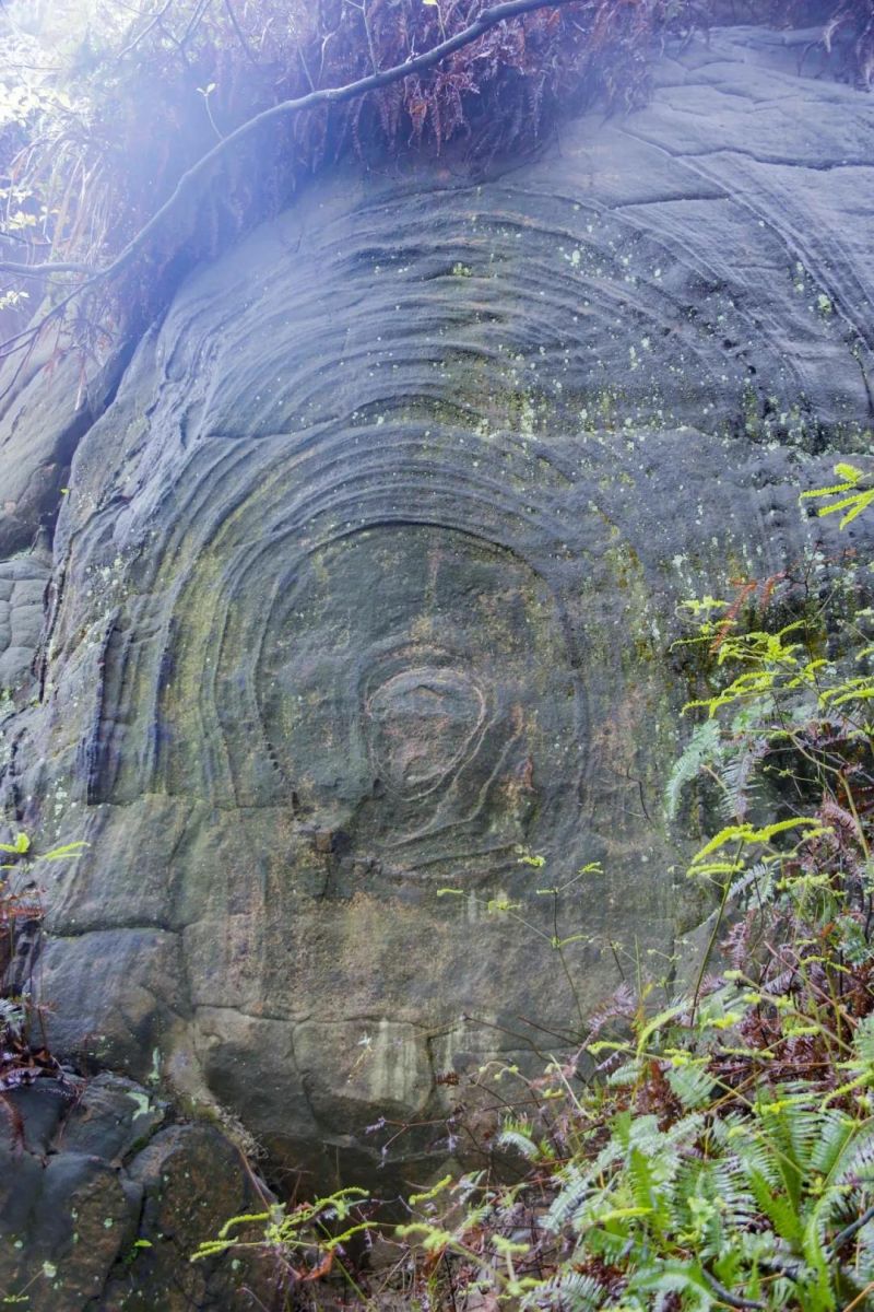 虛靈峰頂有佛光狀花紋石頭