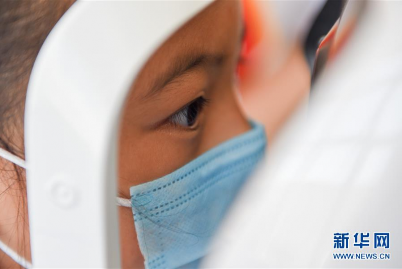 6月14日,在翁牛特旗中蒙医院,当地小学生测试视力。新华社记者 连振 摄