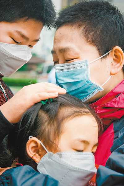  四月一日，重慶市婦幼保健院，重慶援鄂醫(yī)療隊隊員——護(hù)士蘇承英（右一）見到久別的兒子和女兒非常激動。首席記者 崔力 攝